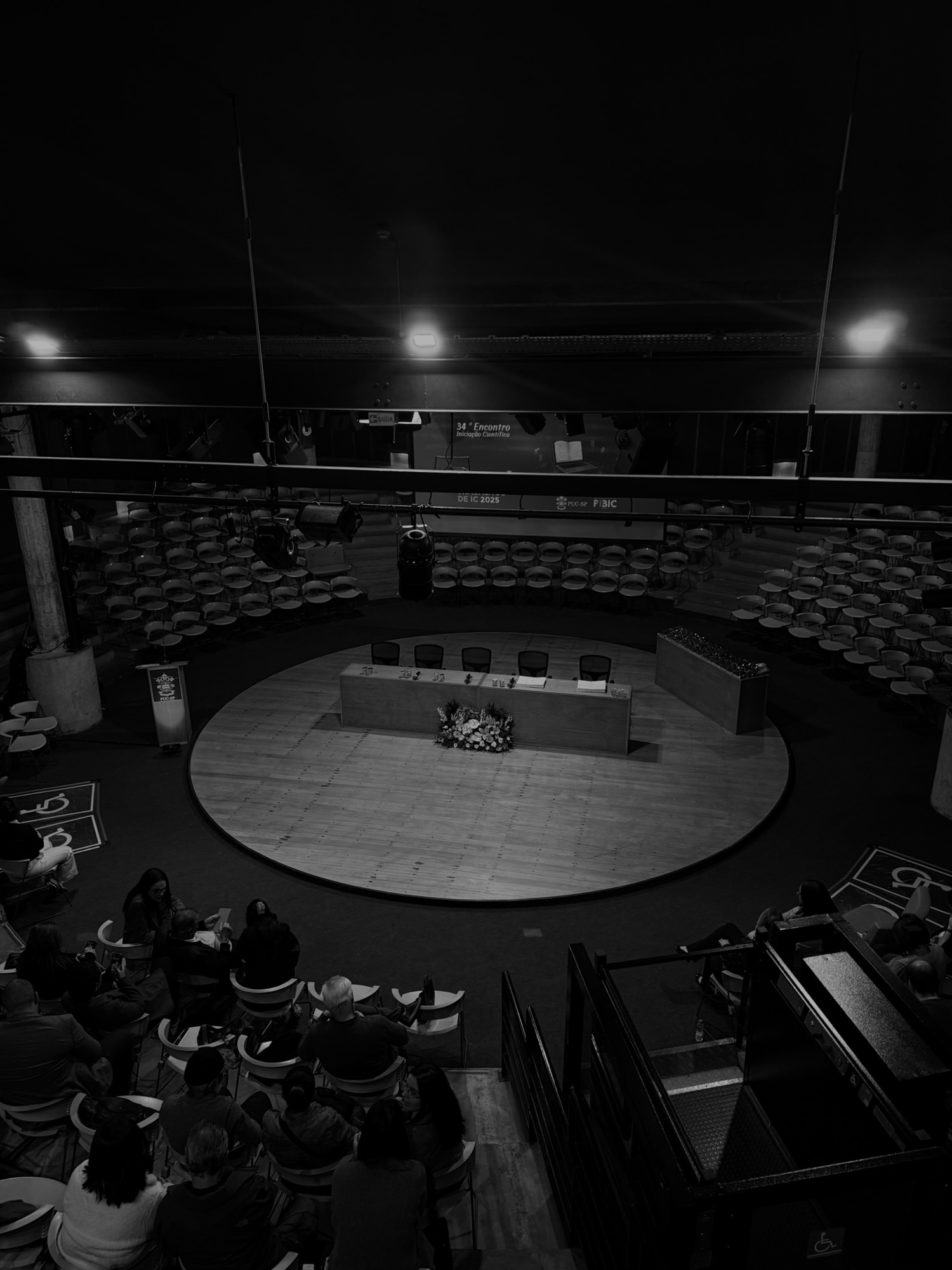 Round stage at a scientific conference at PUC-SP