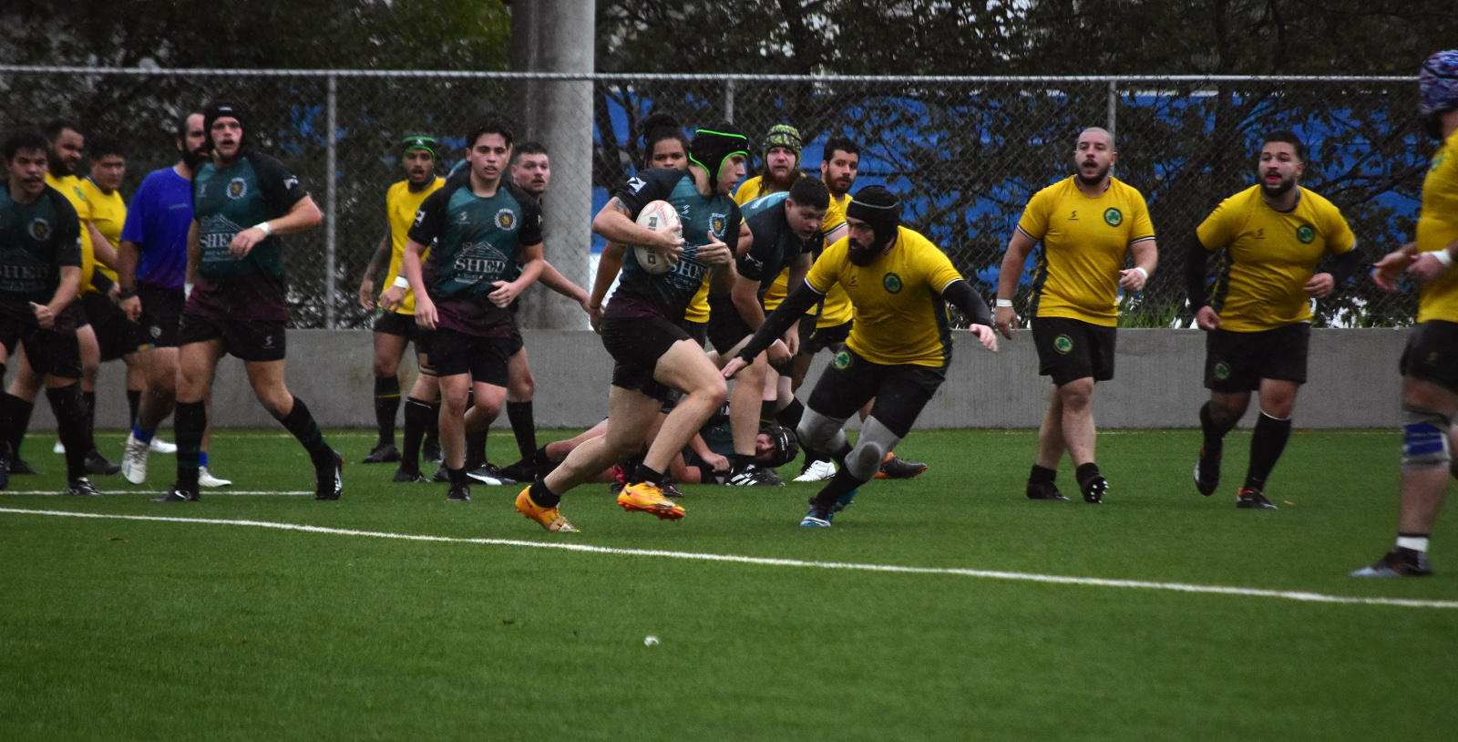 Open-field run against the yellow wall